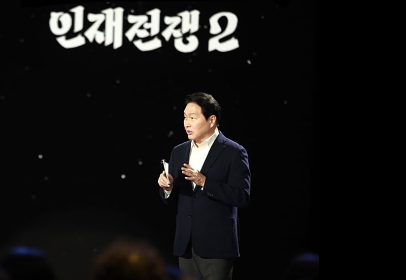 사람경영1_최태원 SK 회장이 28일 방영된 KBS 다큐 인사이트 인재전쟁2에 출연해 AI 인재상에 대해 강연하고 있다. SK그룹 홈페이지