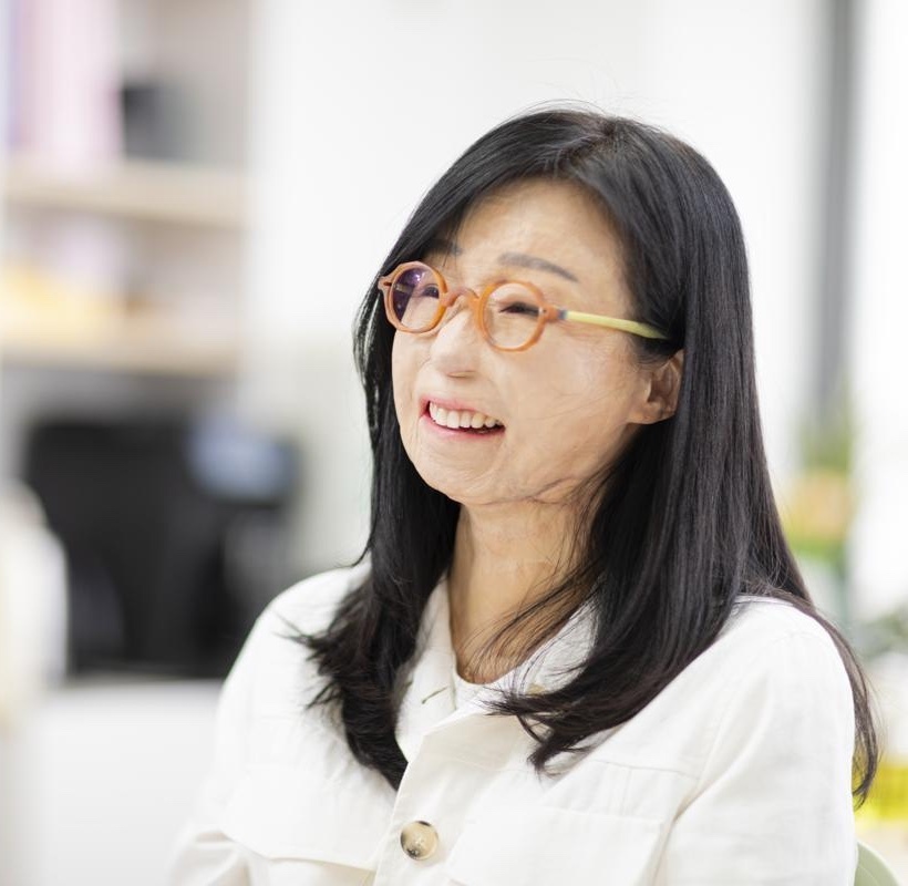 인터뷰 중 환하게 웃고 있는 이지선 교수