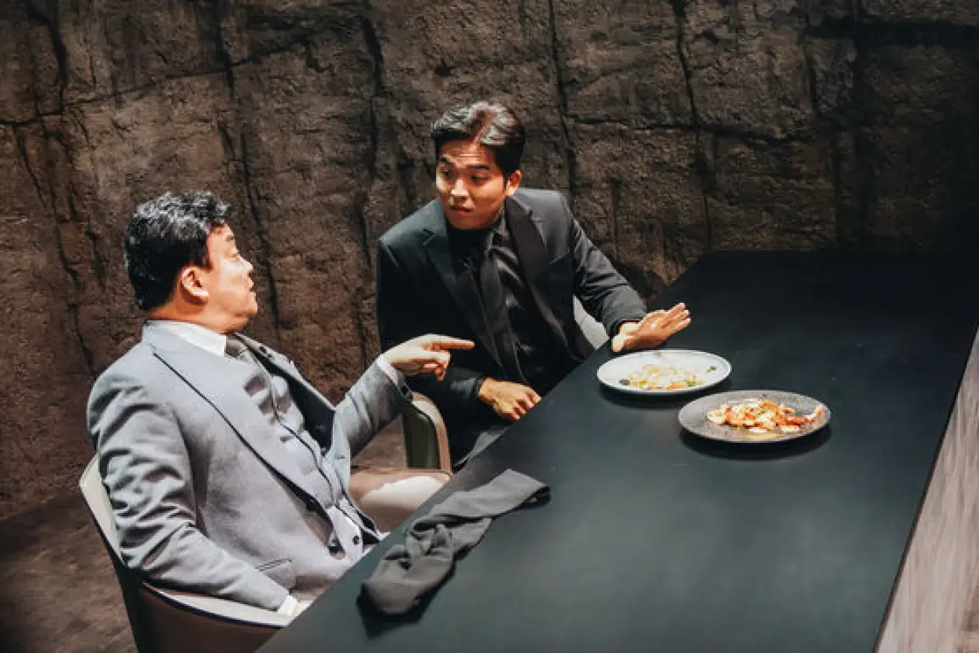 넷플릭스 〈흑백요리사〉에서 심사위원이 안대를 쓴 채 요리를 맛보는 블라인드 심사 장면