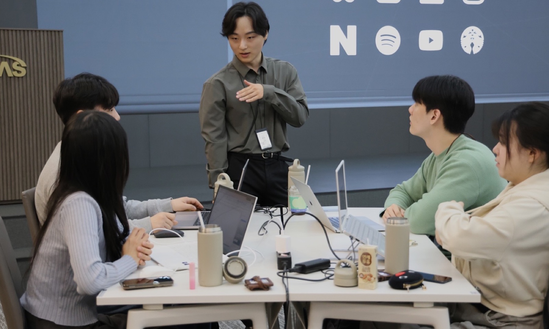 엑시드 아카데미 참가자들이 팀을 이루어 기업 과제를 함께 수행하는 모습
